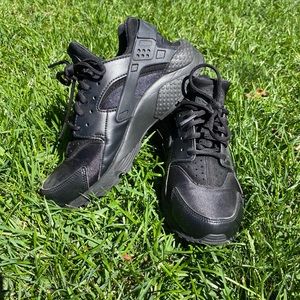 Black Nike Huaraches